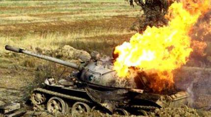 Сирийский Т-55 вспыхнул как спичка после попадания ракетой TOW