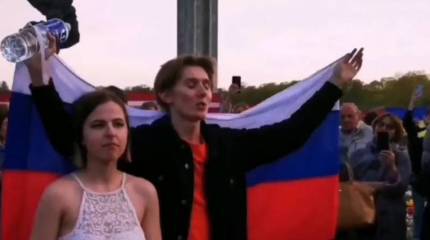 Арестованного у монумента Освободителям в Риге за российский флаг Александра Дубяго отпустили домой