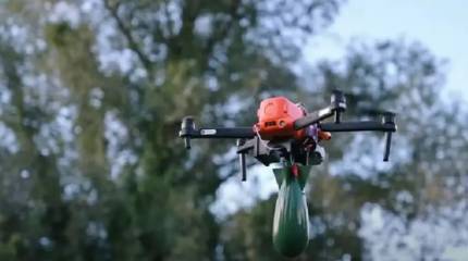 Появились кадры уничтожения пикапа ВСУ квадрокоптером ВС РФ у используемой в военных целях школы в Красногоровке