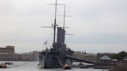 В Петербурге всполошились из-за "сильного крена" легендарной "Авроры". Военным пришлось объясниться