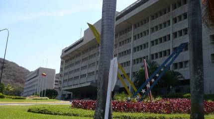 Стрельба и беспилотники в Каракасе, в Колумбии предлагают коалицию против Трампа