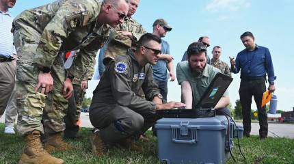 ВВС США испытали портативную систему наземного управления группой дронов CCA