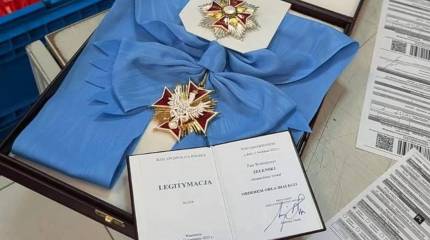 Зеленский отправил орден Навроцкому, приложив почтовую квитанцию