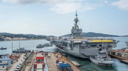Единственный французский авианосец Charles de Gaulle R91 снова на плаву