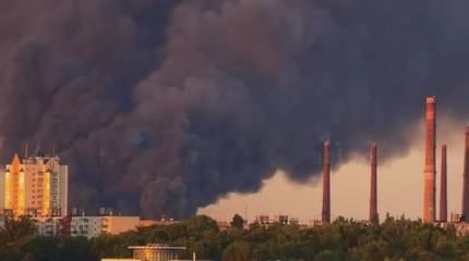 Новые удары по промзоне Днепропетровска: пожар, который виден за километры