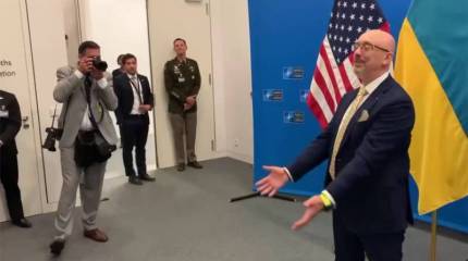 «Как будто у них не война, а карнавал»: репортёры комментируют поведение министра обороны Украины на встрече с главами военных ведомств стран НАТО