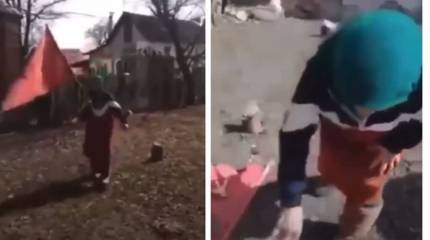 Семья украинских стариков вернула боевику нацбата пакет с продуктами после того, как тот стал топтать советский флаг