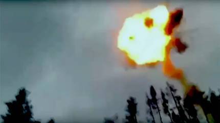 В кадр попало уничтожение нашими бойцами FPV-дрона за несколько мгновений до прилёта по позиции