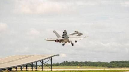Американский палубный истребитель F/А-18E Super Hornet испытали взлетом с трамплина