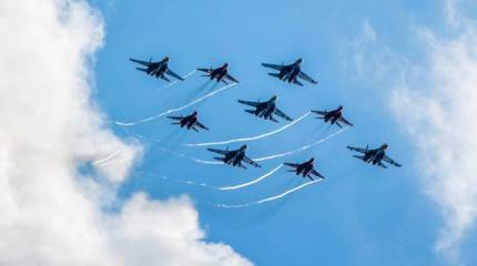 Пилотажная группа ВКС РФ «Стрижи» выступила на Международном военно-морском салоне