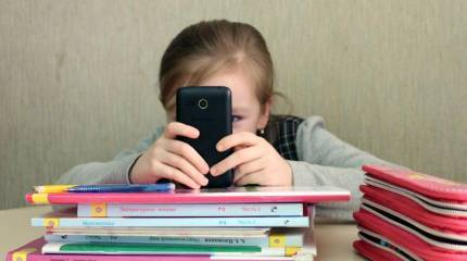 Запретить смартфоны на занятиях в школах? Минпросвет размышляет
