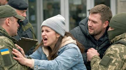 Почти отбили: в Одессе забросали камнями и обстреляли машины полиции и ТЦК