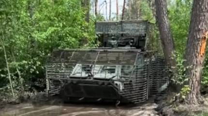 Показана попытка боевиков ВСУ при помощи танка Т-64БВ вытащить застрявший БТР-4Е