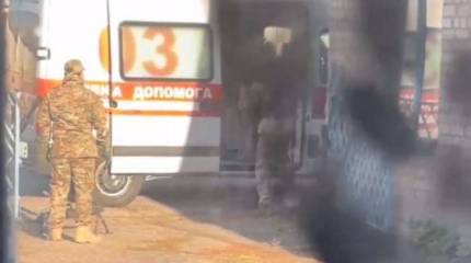 Появились кадры использования ВСУ гражданских машин скорой помощи для перевозки военнослужащих и оружия