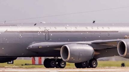 Весь на заплатках: появились фото авиатанкера США KC-135 после иранского удара