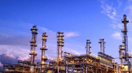 Нефть стремительно дешевеет, рубль снова падает. Чем ответят российские АЗС?