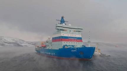На первом серийном атомном ледоколе «Сибирь» проекта 22220 поднят государственный флаг России