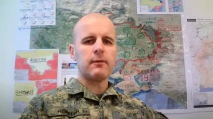 Офицер Генштаба Австрии на фоне карты с линией фронта: украинской армии приходится зарываться в землю в ожидании российского наступления