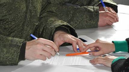 Офицерам и прапорщикам запретят заключать годовые контракты