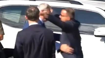 Глава МИД Люксембурга «от радости встречи» запрыгнул на своего украинского коллегу