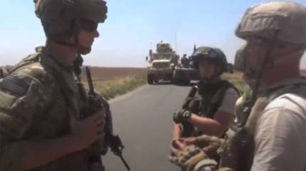 «На каком основании здесь находитесь вы?»: российские военные заблокировали бронемашины США в Сирии