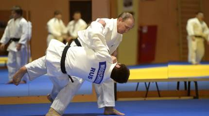 Путин рассказал, что борется с постоянным желанием «врезать» оппонентам