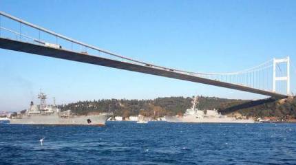 По пути в акваторию Чёрного моря американский эсминец "Росс" встретился с российскими БДК