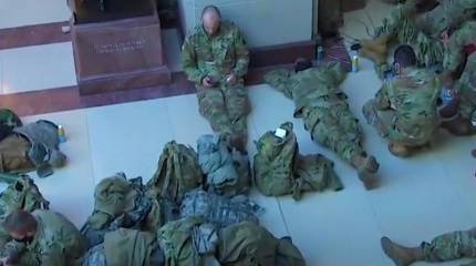 «В ожидании нового штурма»: Национальную гвардию оставляют в Вашингоне