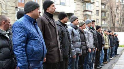 Сотрудники украинских военкоматов вручают повестки на блокпостах и в парках отдыха