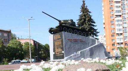 Война с памятниками: Т-34 в Чернигове пострадал от "коктейля Молотова"