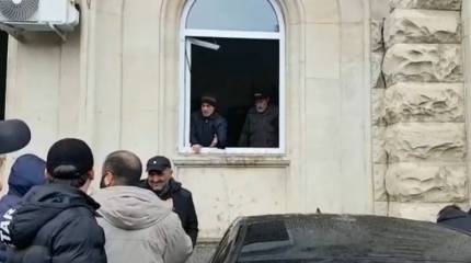 Штурм администрации президента в Абхазии. Активисты оппозиции вставят выбитые стёкла за свой счёт