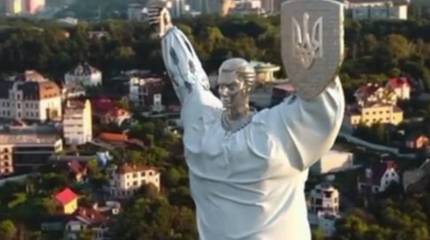 На Родину-мать в Киеве надели что-то похожее на саван или смирительную рубашку