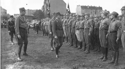 Немецкие штурмовики с пулеметами, пушками и самолетами