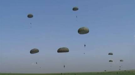 «Двое прыгнули, один остался»: представлены кадры с зацепившимся при выполнении прыжка парашютистом