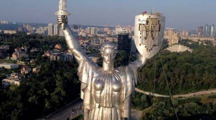 В Киеве завершили монтаж украинского трезубца на советском монументе Родина-мать