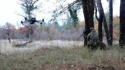 Показаны кадры, как боец ВС РФ в одиночку продолжил штурм опорника ВСУ даже после ранения