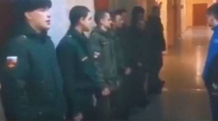 В сети появился ролик с одетыми в форму ВС РФ парнями, выкрикивающими «служим Ичкерии»