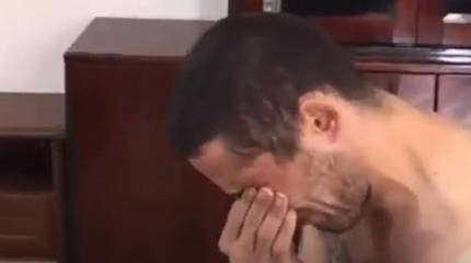 Украинский военный преступник начал рыдать и просить прощения на неожиданной встрече с бывшим пленным бойцом ДНР, которого пытался убить