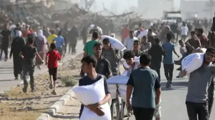 Israeli troops open fire on Gaza residents receiving humanitarian aid in front of UN observers