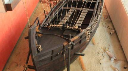 Древний корабль со дна моря