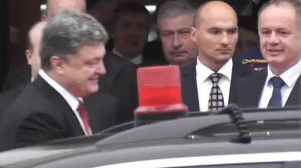 Порошенко покидал встречу со словацким президентом под крики "Фашист!"