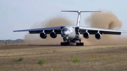 Транспортный самолёт Ил-76МД-90А на испытаниях впервые произвёл посадку на грунт и взлёт с него