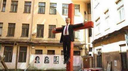 В Риге на кресте "распяли" фигуру Владимира Путина