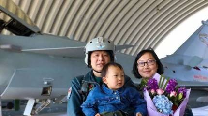 Китайский лётчик: Тренировки настолько интенсивные, что с семьёй провёл лишь 12 дней в году