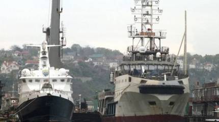 ПСКР «Балаклава» и буксир «Сергей Балк» на достройке в Севастополе