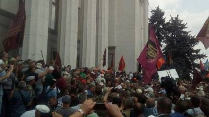Митингующие пошли на штурм здания ВРУ