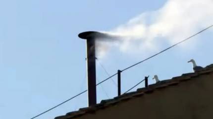 Конклав кардиналов с четвёртого раза выбрал нового папу Римского: из трубы Сикстинской капеллы идёт белый дым