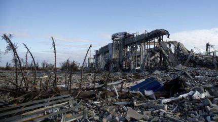 В завалах аэропорта Луганска обнаружен склад с американским оружием