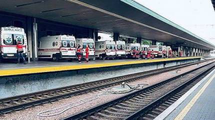 В Киеве большое количество машин «скорой помощи» загнали прямо на перрон ж.д. вокзала в ожидании прибытия поезда с тяжелоранеными