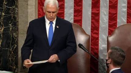 Над Трампом нависла угроза отстранения от власти